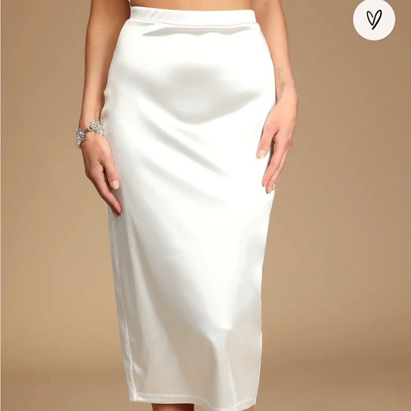 🤍GORGEOUS Lulu’s 2 Piece White Satin Corset and Pencil Skirt Dress Set 🤍 - Picture 3 of 10